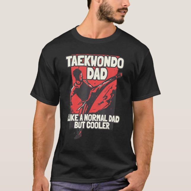 Camiseta A Papá Taekwondo Le Gusta Un Papá Normal Pero Más  (Anverso)
