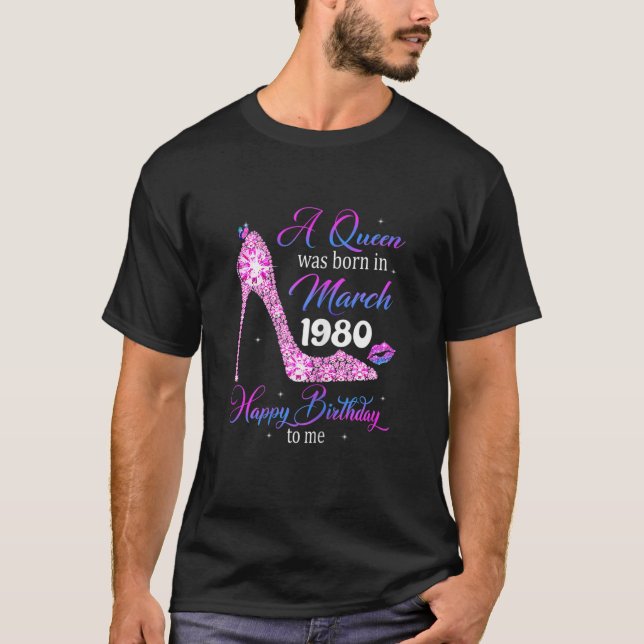 Camiseta A Queen Was Born In March 1980 Happy Birthday To M (Anverso)