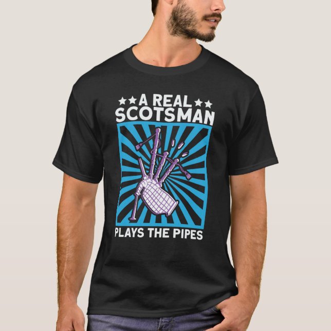 Camiseta A Real Scotsman Plays The Pipes Scottish And Bagpi (Anverso)