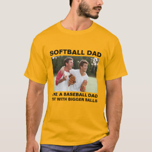 Camiseta A Un Papá De Softbol Le Gusta El Béisbol Con Bolas