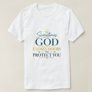 Camiseta A veces Dios cierra puertas para protegerte Bíblic