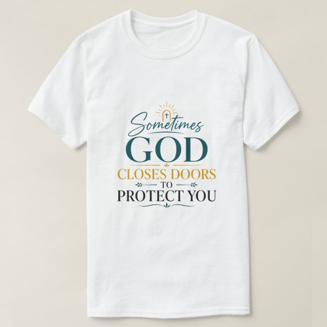 Camiseta A veces Dios cierra puertas para protegerte Bíblic (Diseño del anverso)
