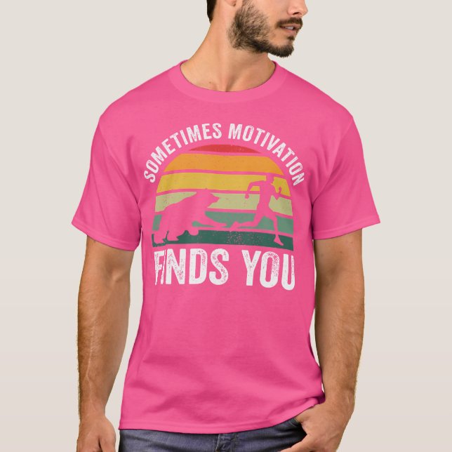 Camiseta A Veces La Motivación Encuentra Que El Oso Retro E (Anverso)