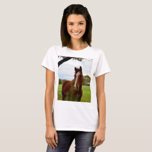 Camiseta "A Whipwhof Nature: A Chestnut Horse and Banksia,