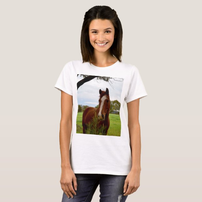 Camiseta "A Whipwhof Nature: A Chestnut Horse and Banksia, (Anverso completo)