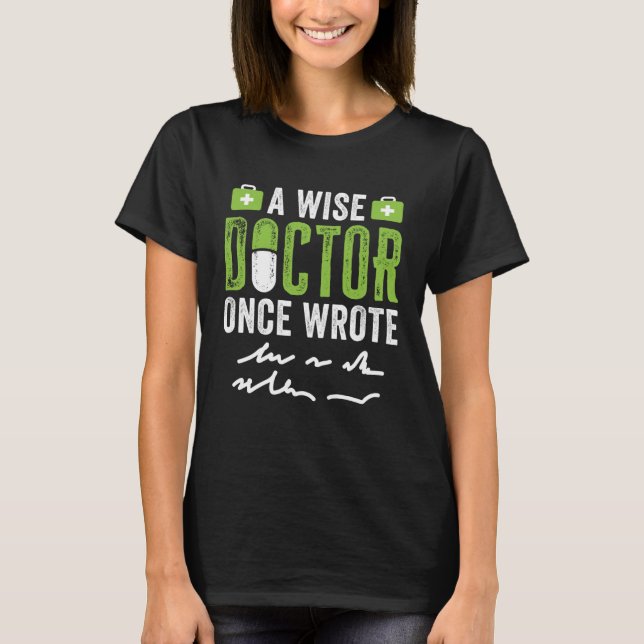Camiseta A Wise Doctor Once Wrote   Bad Handwriting (Anverso)