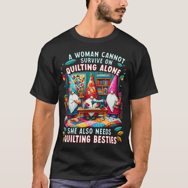 Camiseta A Woman Cannot Survive On Quilting Alone She Also  (Anverso)