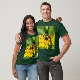 Camiseta Abeja festejando en flores silvestres de hierba de