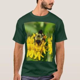 Camiseta Abeja festejando en flores silvestres de hierba de