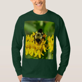 Camiseta Abeja festejando en flores silvestres de hierba de