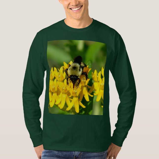 Camiseta Abeja festejando en flores silvestres de hierba de (Anverso)