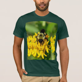 Camiseta Abeja festejando en flores silvestres de hierba de