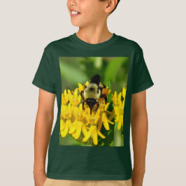 Camiseta Abeja festejando en flores silvestres de la hierba