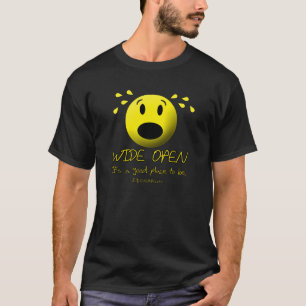 Camiseta abierta de par en par de la oscuridad de