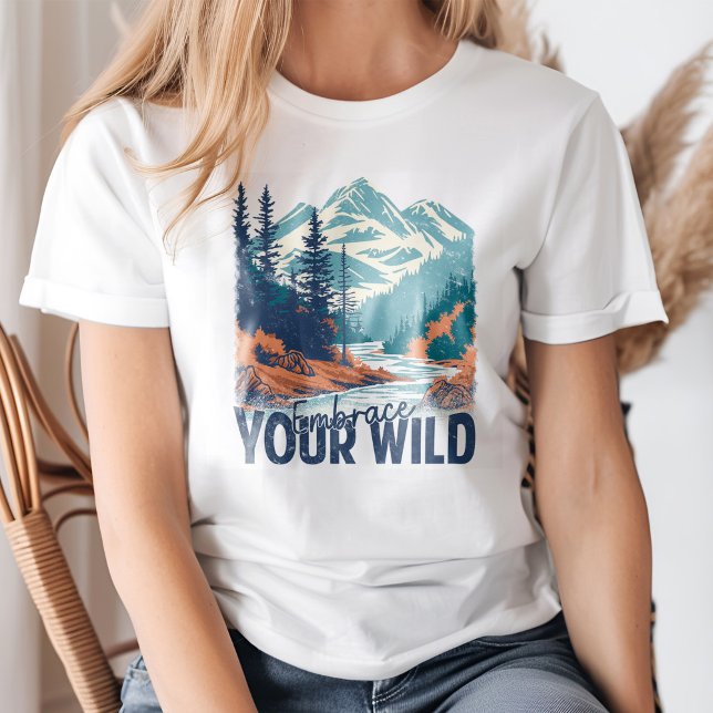 Camiseta "Abrace Your Wild" Paisaje del Río de las Montañas ("Embrace Your Wild" Retro Mountain River Landscape T-Shirt on a young woman.)