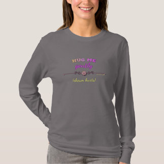 Camiseta Abráceme suavemente en rosa brillante en la manga