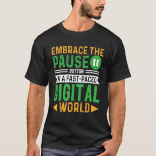 Camiseta Abraza el botón de pausa en una W digital rápida