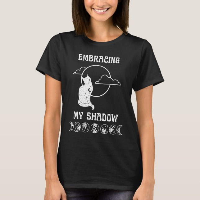 Camiseta Abrazando mi sombra Witchy Moon Cat Shadow Work Wi (Anverso)
