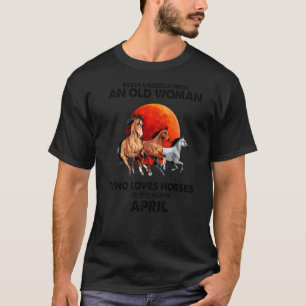 Camiseta abril Nunca Subestimes A Una Mujer Mayor Que Ama H