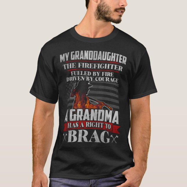 Camiseta Abuela orgullosa de una nieta bombera (Anverso)