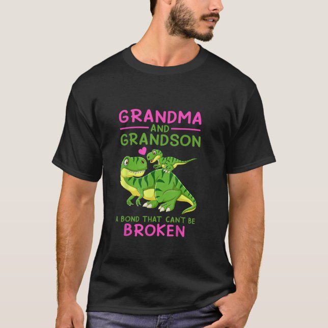 Camiseta Abuela y abuela de los dinosaurios un bono que no  (Anverso)