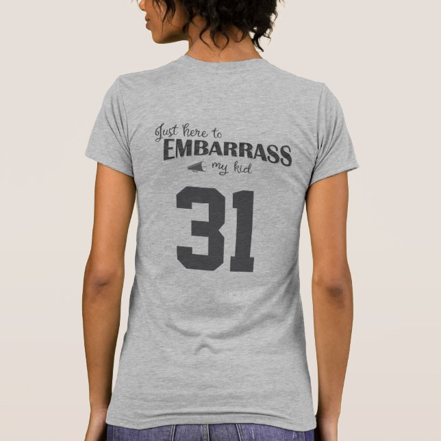 Camiseta Acá para avergonzar a mi hijo (Reverso)