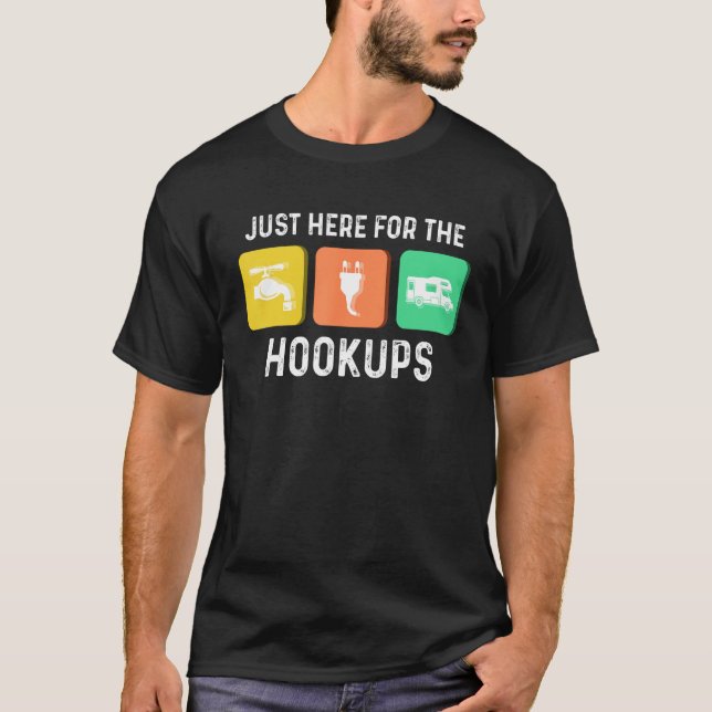 Camiseta Acá Para Los Hookups Camping Divertido enlace RV (Anverso)
