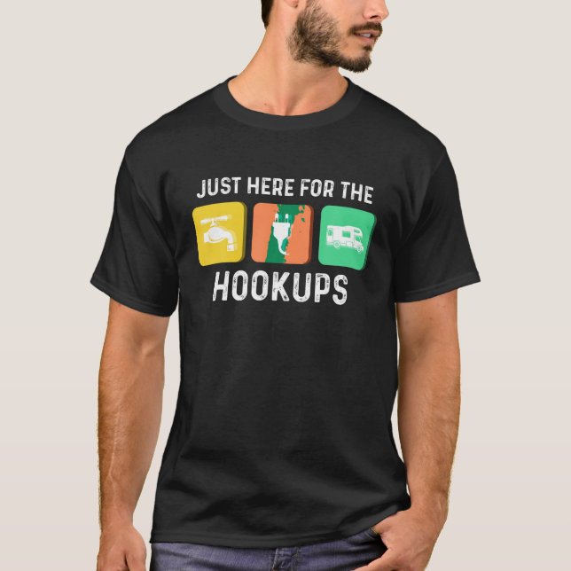 Camiseta Acá Para Los Hookups Camping Divertido enlace RV (Anverso)