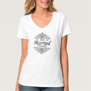 Camiseta Acabo de casar (finalmente) tipografía del Orgullo