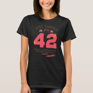 Camiseta Acabo de cumplir 42 años bebiendo vino 42 cumpleañ