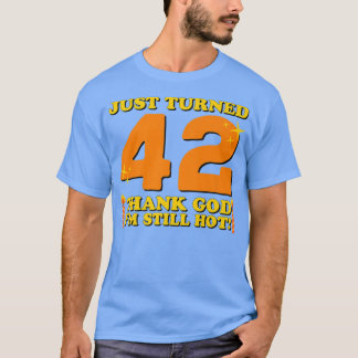 Camiseta Acabo De Cumplir 42 Gracias A Dios Que Todavía Est