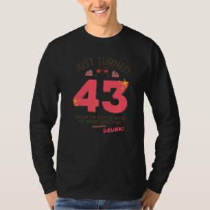 Camiseta Acabo de cumplir 43 años bebiendo vino 43 cumpleañ