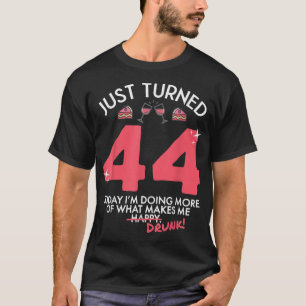Camiseta Acabo de cumplir 44 años bebiendo vino 44 cumpleañ
