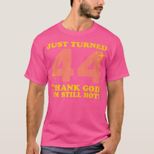 Camiseta Acabo De Cumplir 44 Gracias A Dios Que Todavía Est