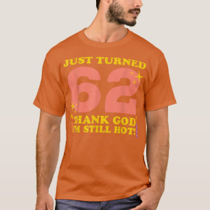 Camiseta Acabo De Cumplir 62 Gracias A Dios Que Todavía Est