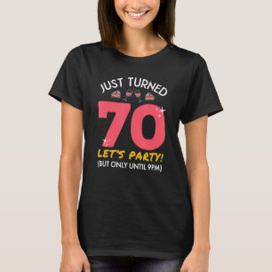 Camiseta Acabo de cumplir 70 Fiestas hasta las 9 pm. 70 cum