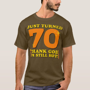 Camiseta Acabo De Cumplir 70 Gracias A Dios Que Todavía Est