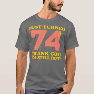 Camiseta Acabo De Cumplir 74 Gracias A Dios Que Todavía Est