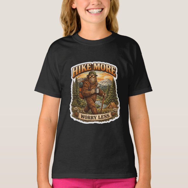 Camiseta Acampar con Bigfoot Preocúpate Menos  (Anverso)