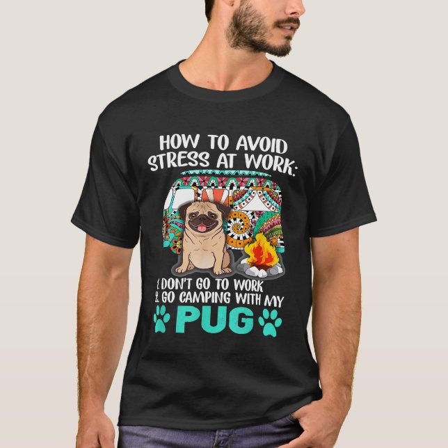 Camiseta Acampar con Pug para evitar el estrés (Anverso)