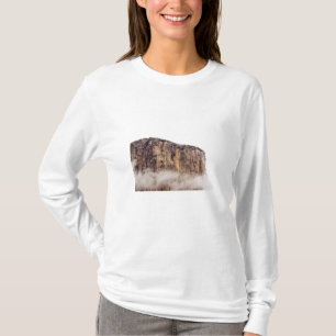 Camiseta Acantilado escarpado que sube sobre las nubes