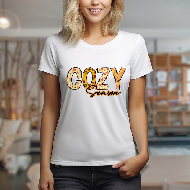 Camiseta acogedora de temporada (Cozy season t-shirt design with doodle letters and autumn patterns)