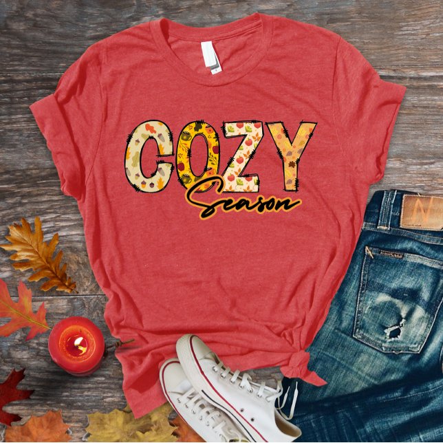 Camiseta acogedora de temporada (Cozy season doodle letters t-shirt design with floral autumn patterns)