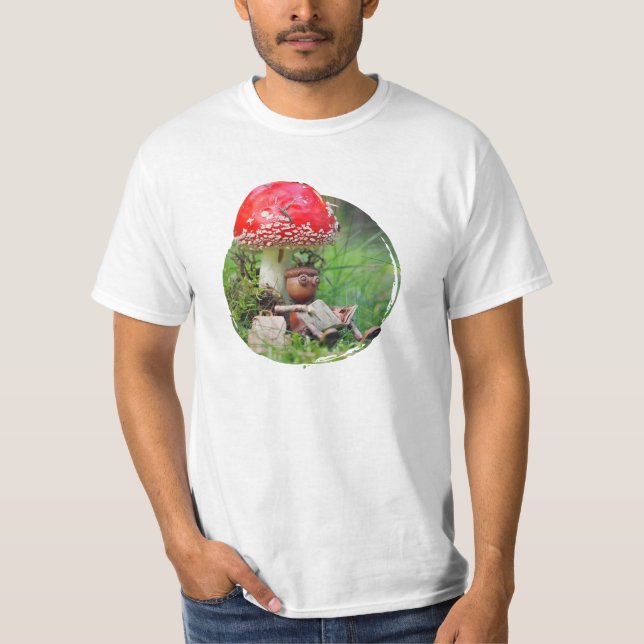 Camiseta Acorn Elf leyendo un libro en el bosque (Anverso)