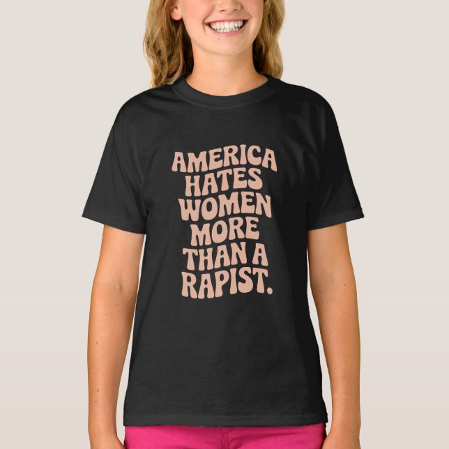 Camiseta Activista feminista anti-MAGA en contra de Trump (Anverso)