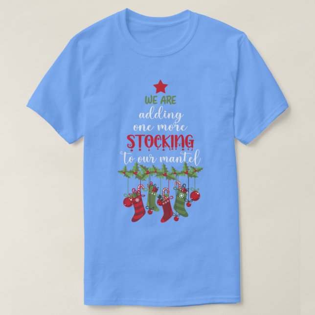 Camiseta Adding One More Stocking To Mantel Pregnancy Annou (Diseño del anverso)