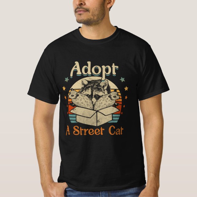 Camiseta Adopta Un Gato Callejero Gracioso Opossum Raccoon  (Anverso)