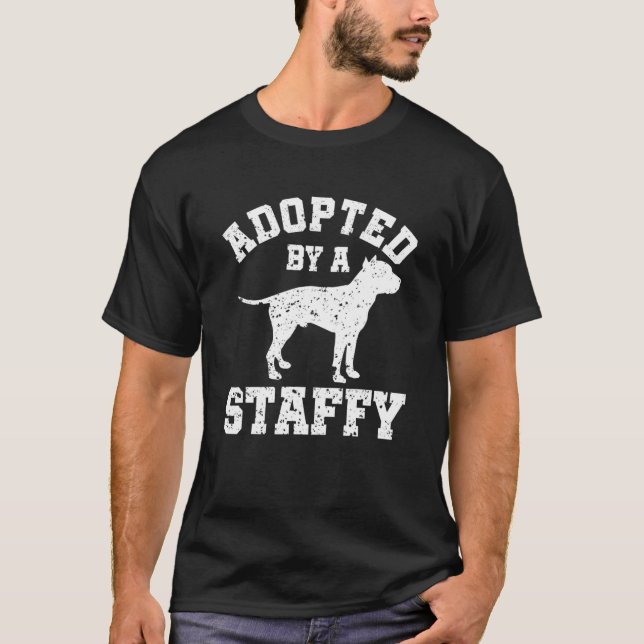Camiseta Adoptado Por Staffy Staffordshire Bull Terrier (Anverso)