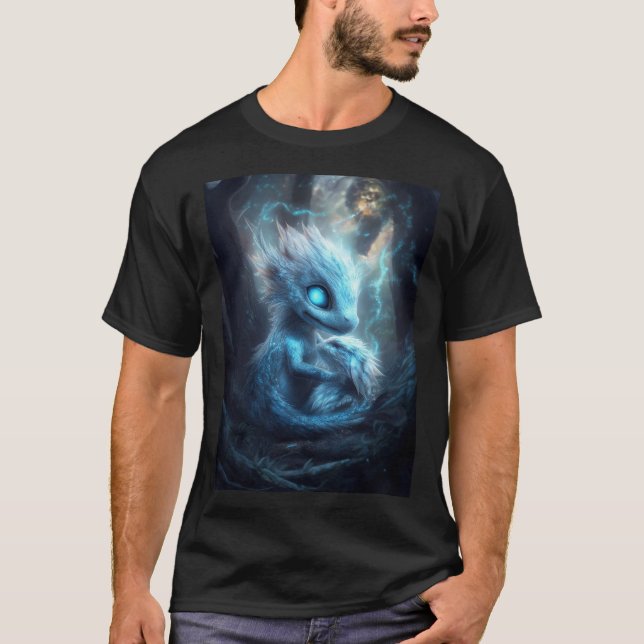 Camiseta Adorable Bébé Dragon dans une Forêt Enchantée (Anverso)