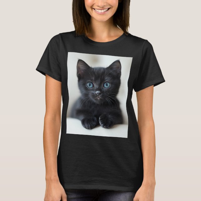 Camiseta Adorable Black Kitten with Striking Blue Eyes Port (Anverso)